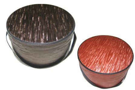 Dos contenedores redondos con asas sobre un fondo blanco