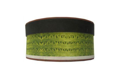 Una pulsera verde y negra con un patrón sobre un fondo blanco.