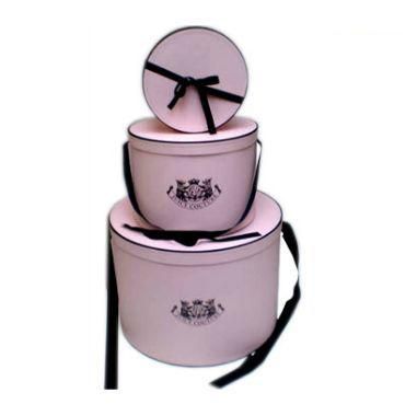 Tres cajas de sombreros rosas están apiladas una encima de otra.