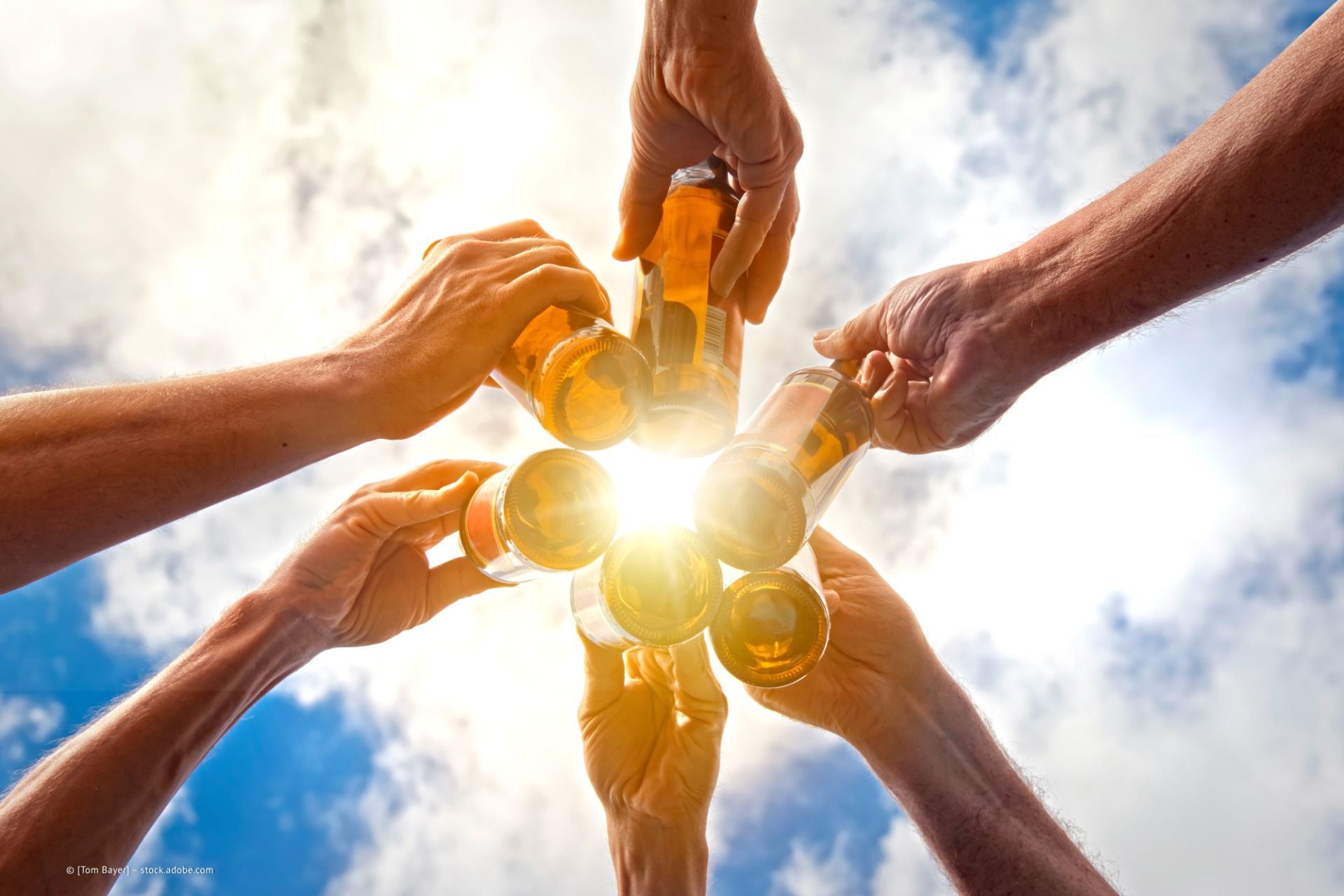 Anstoßen mit Getränken