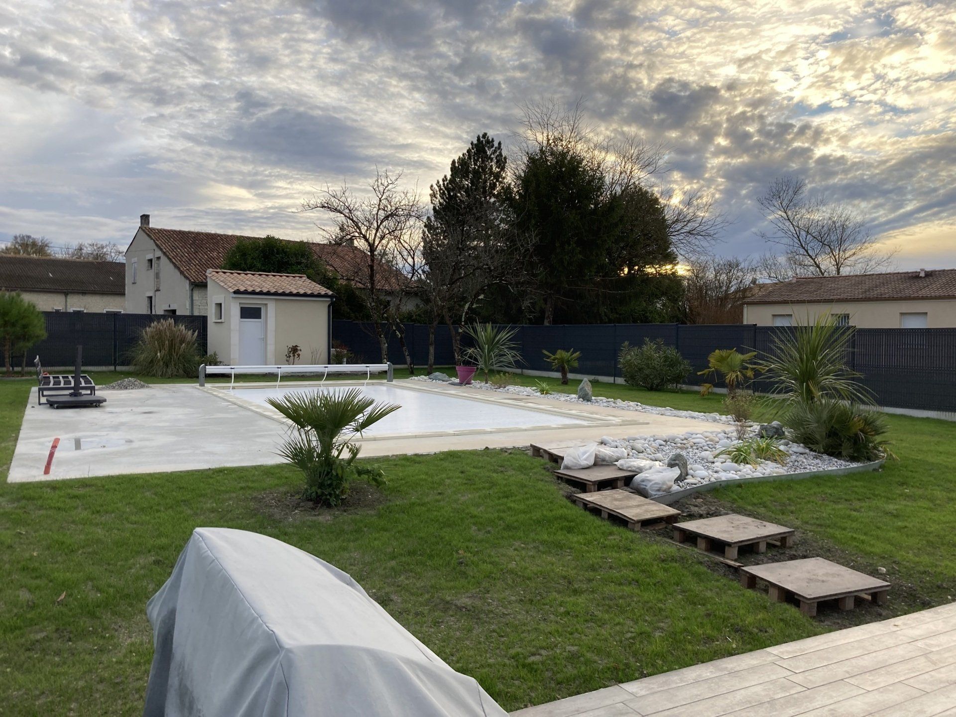 Jardins, dalles et piscine