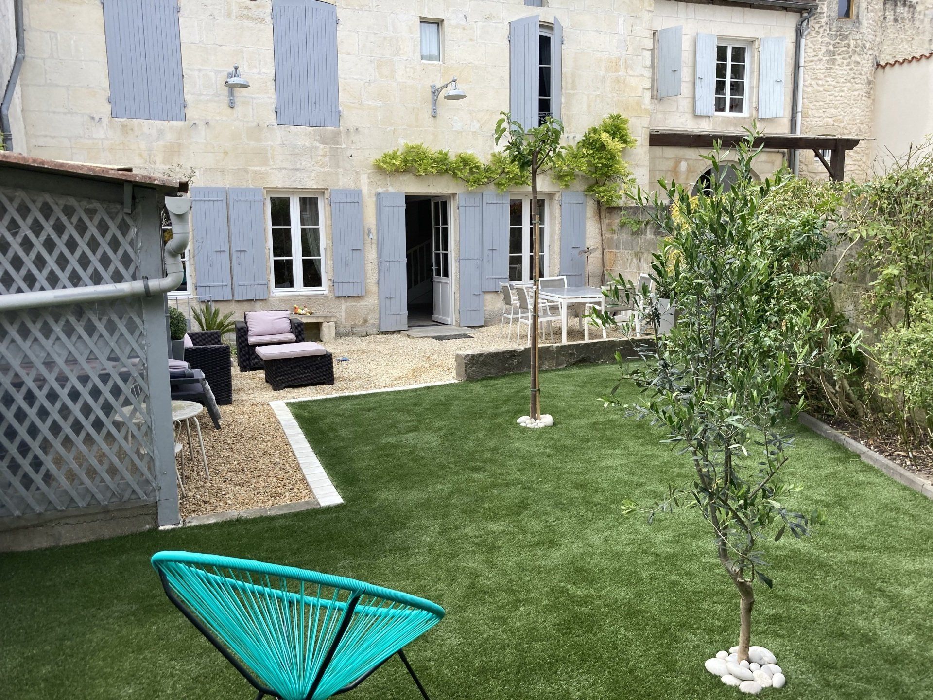 Pelouse devant maison