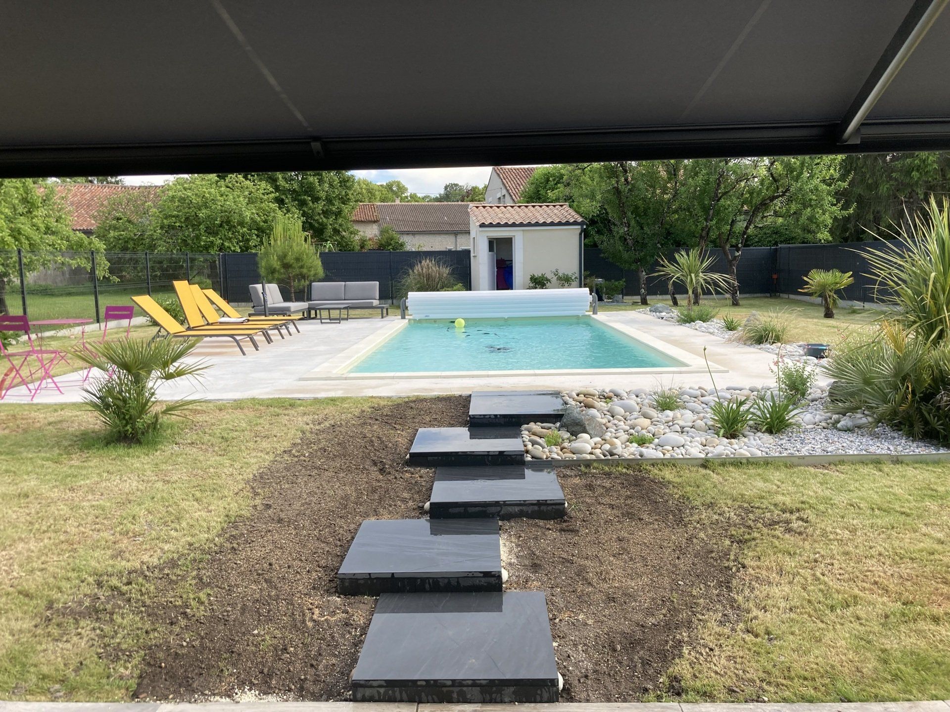 Dalle devant piscine