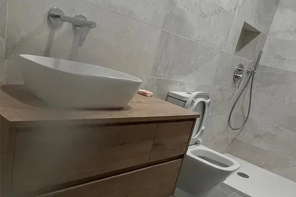 Un baño con lavabo, inodoro y ducha.