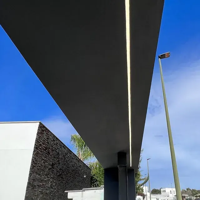 Un edificio con un cielo azul al fondo