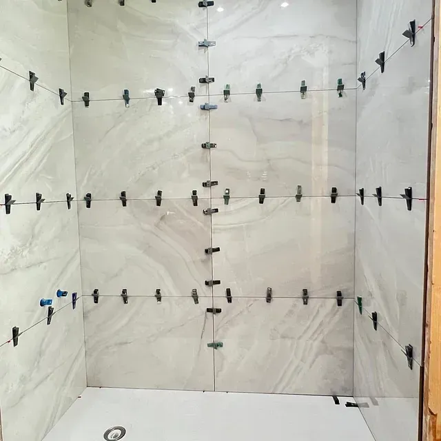Un baño con muchos azulejos que se están instalando.