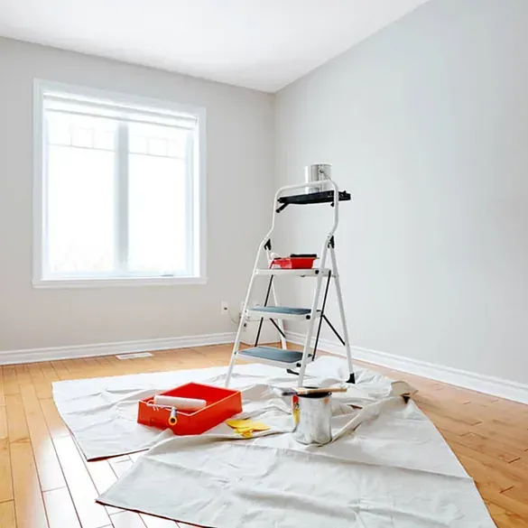 Hay una escalera en el medio de la habitación.
