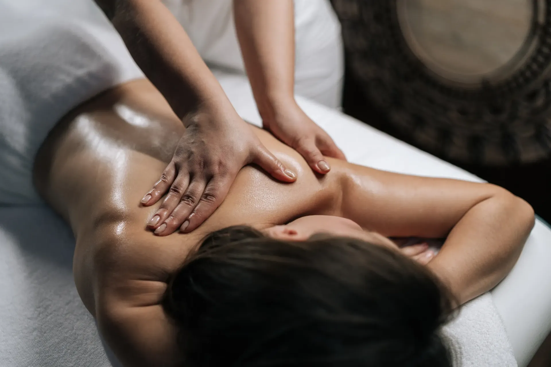 Una mujer está recibiendo un masaje en un spa.
