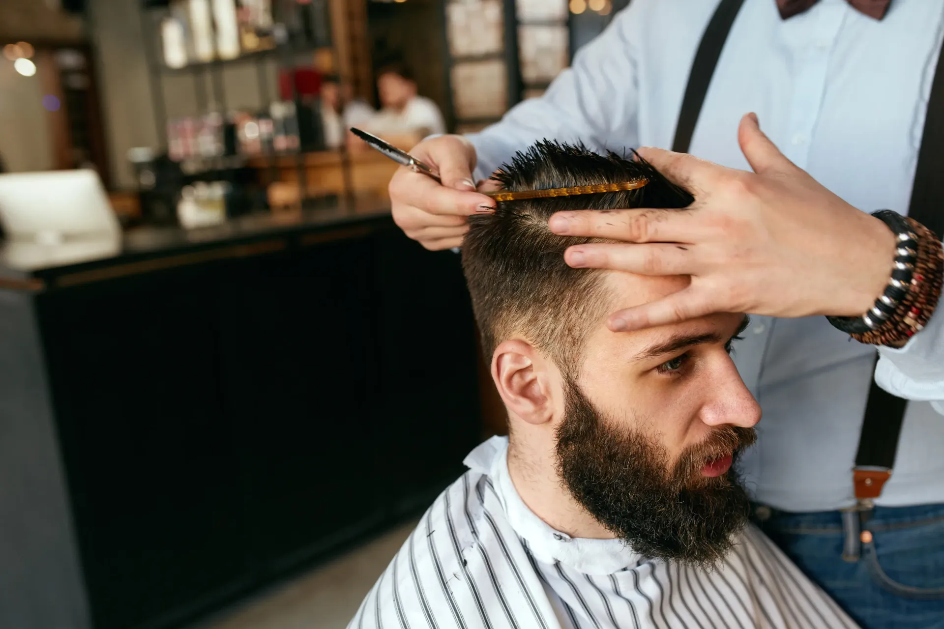 Un hombre se está cortando el pelo en una barbería.