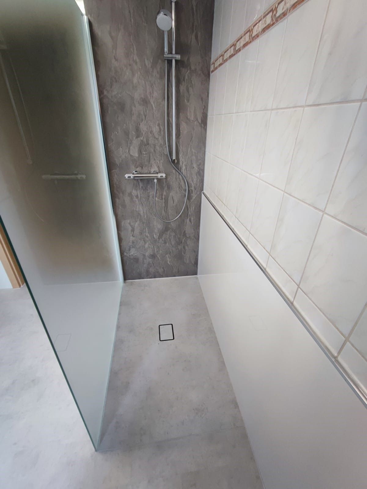 Badewanne raus – begehbare Dusche und neuer Boden rein