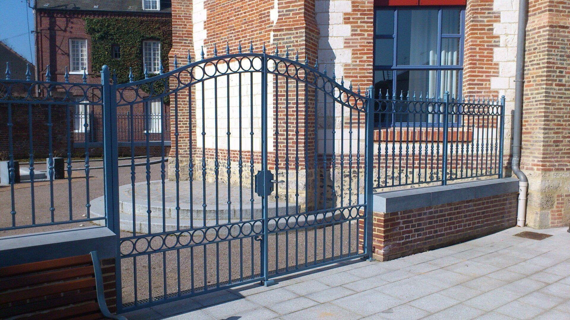 Clôture de maison bleue
