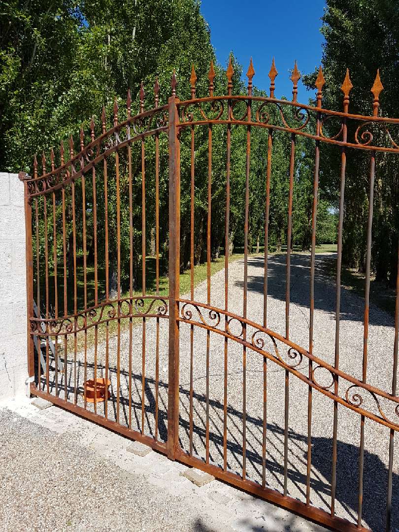 Portail fer forgé marron