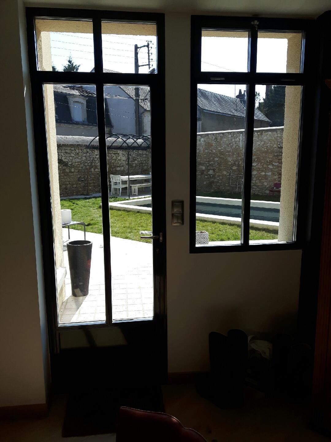 Porte vitrée et noire