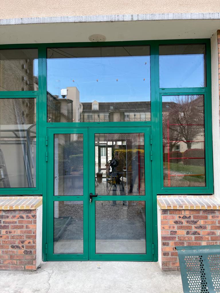 Porte vitrée et verte