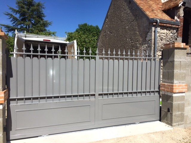 Portails fer forgé gris