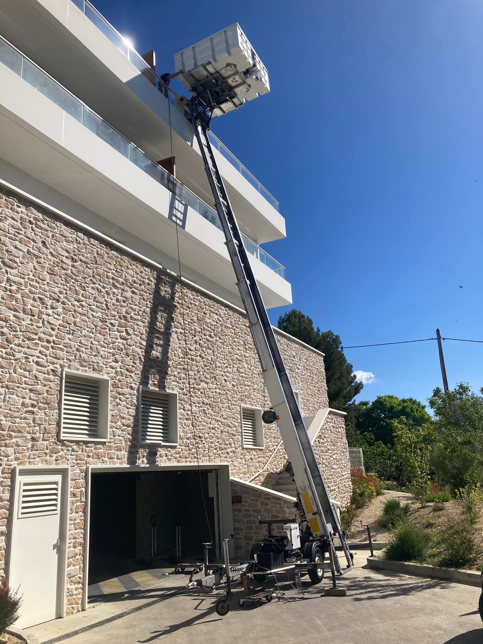 Monte-charge installé de façon à descendre des meubles lors d'un déménagement.