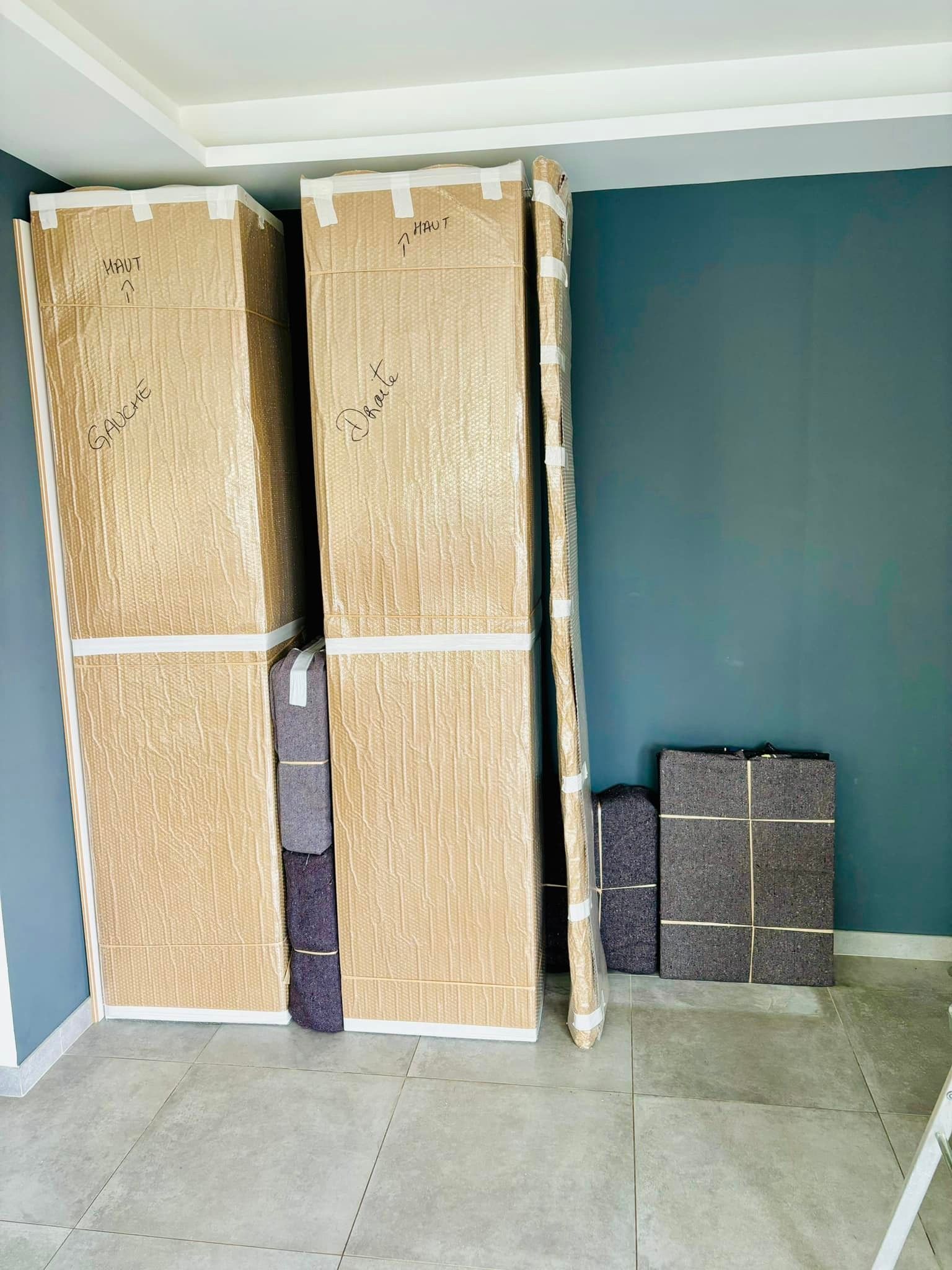 Deux étagères emballées dans des cartons.
