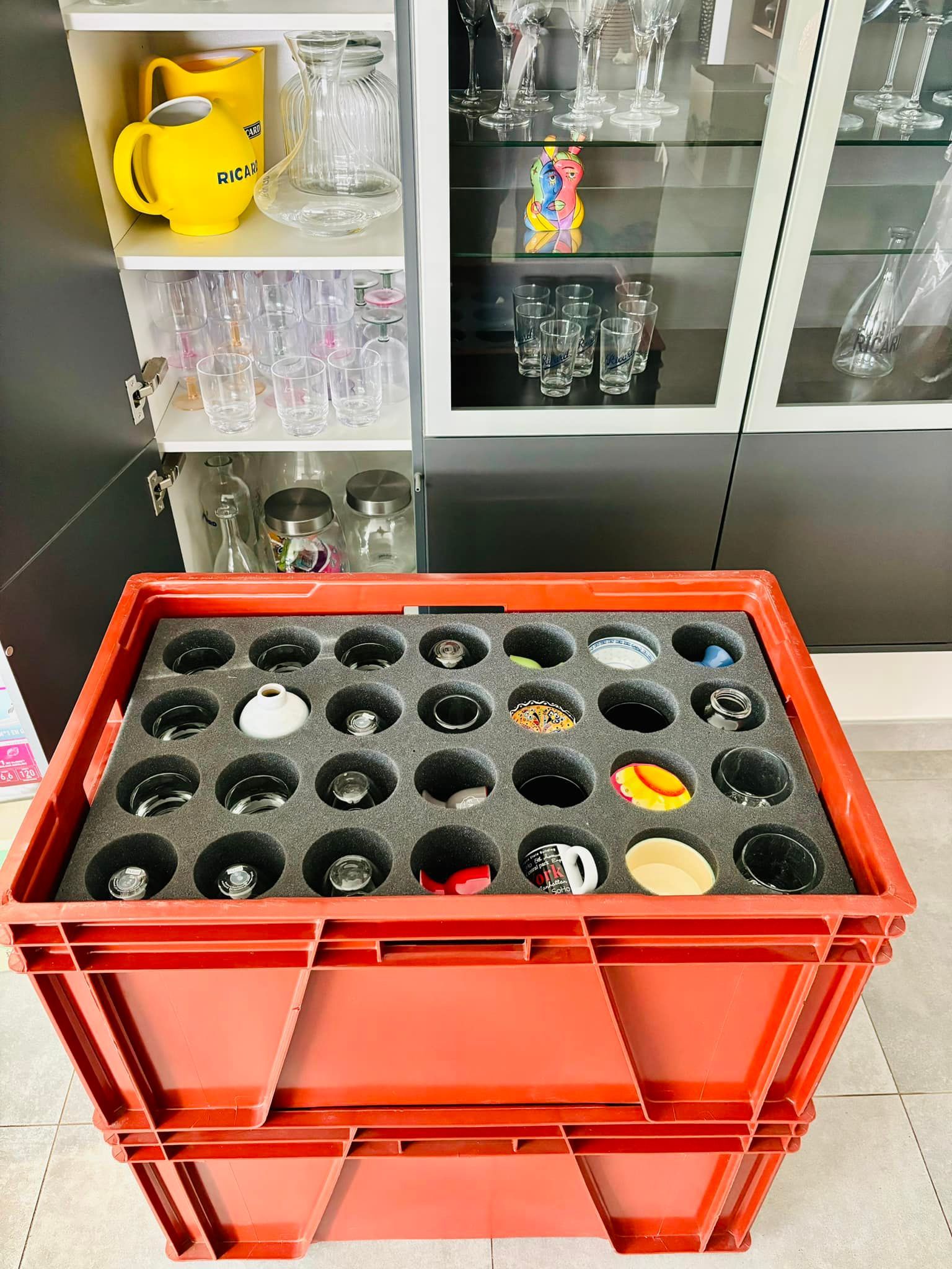 Boite de transport contenant des objets fragiles.