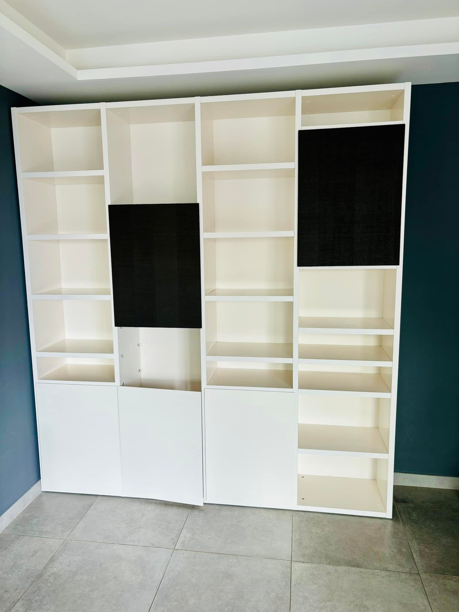 Étagères blanches.