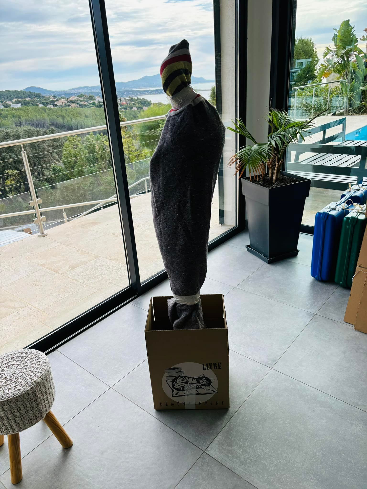 Statue partiellement emballée pour le transport.