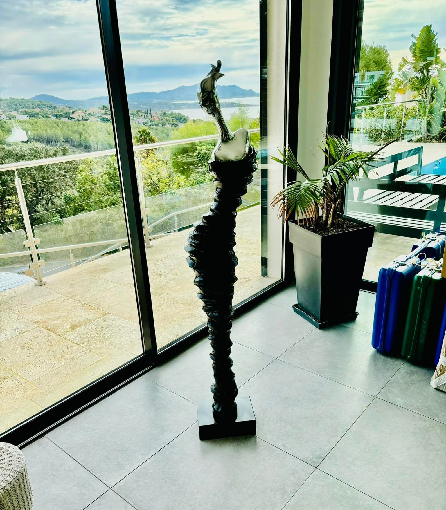 Statue partiellement emballée avant son transport.