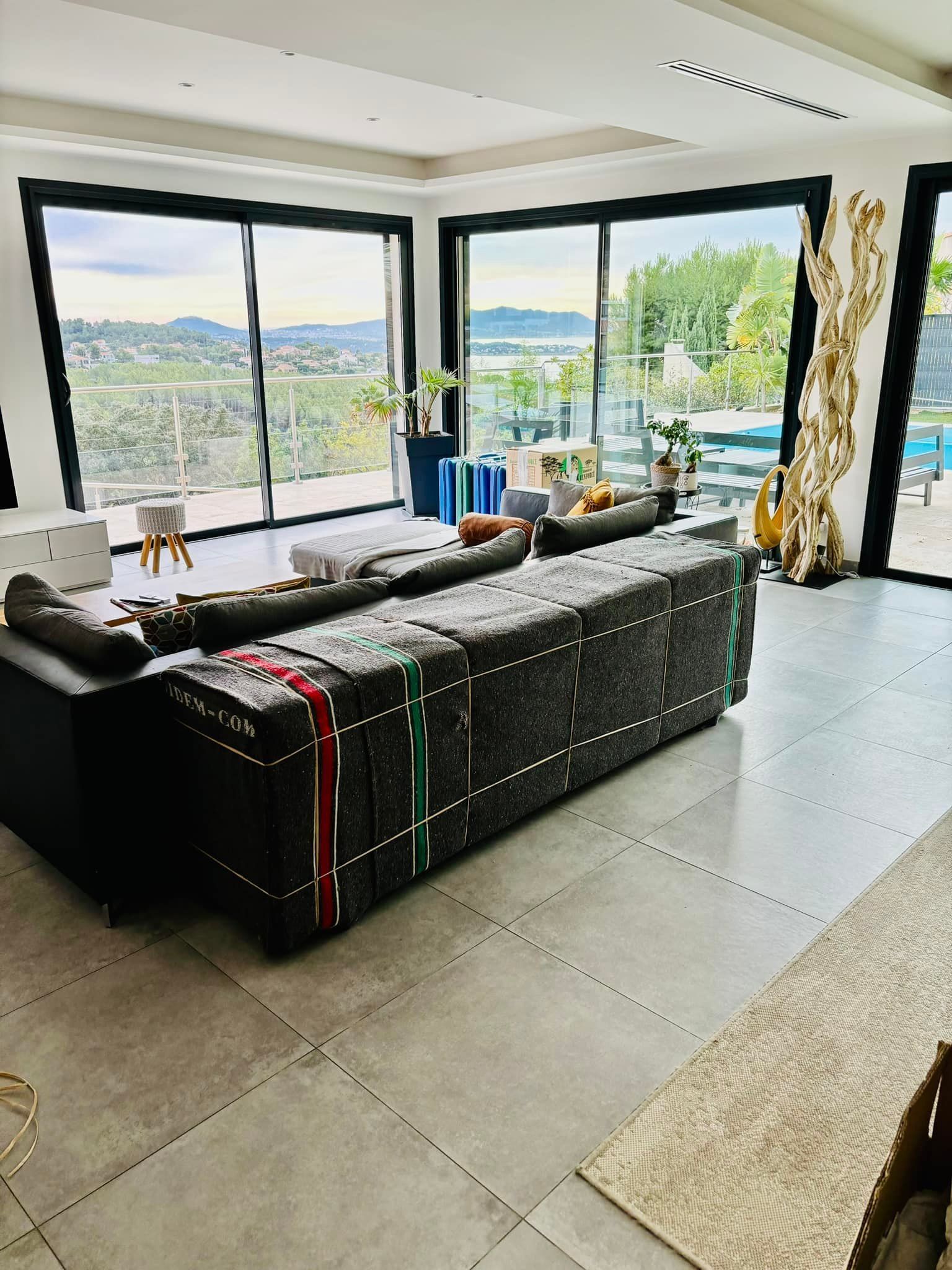 Meuble protégé avec des couvertures.