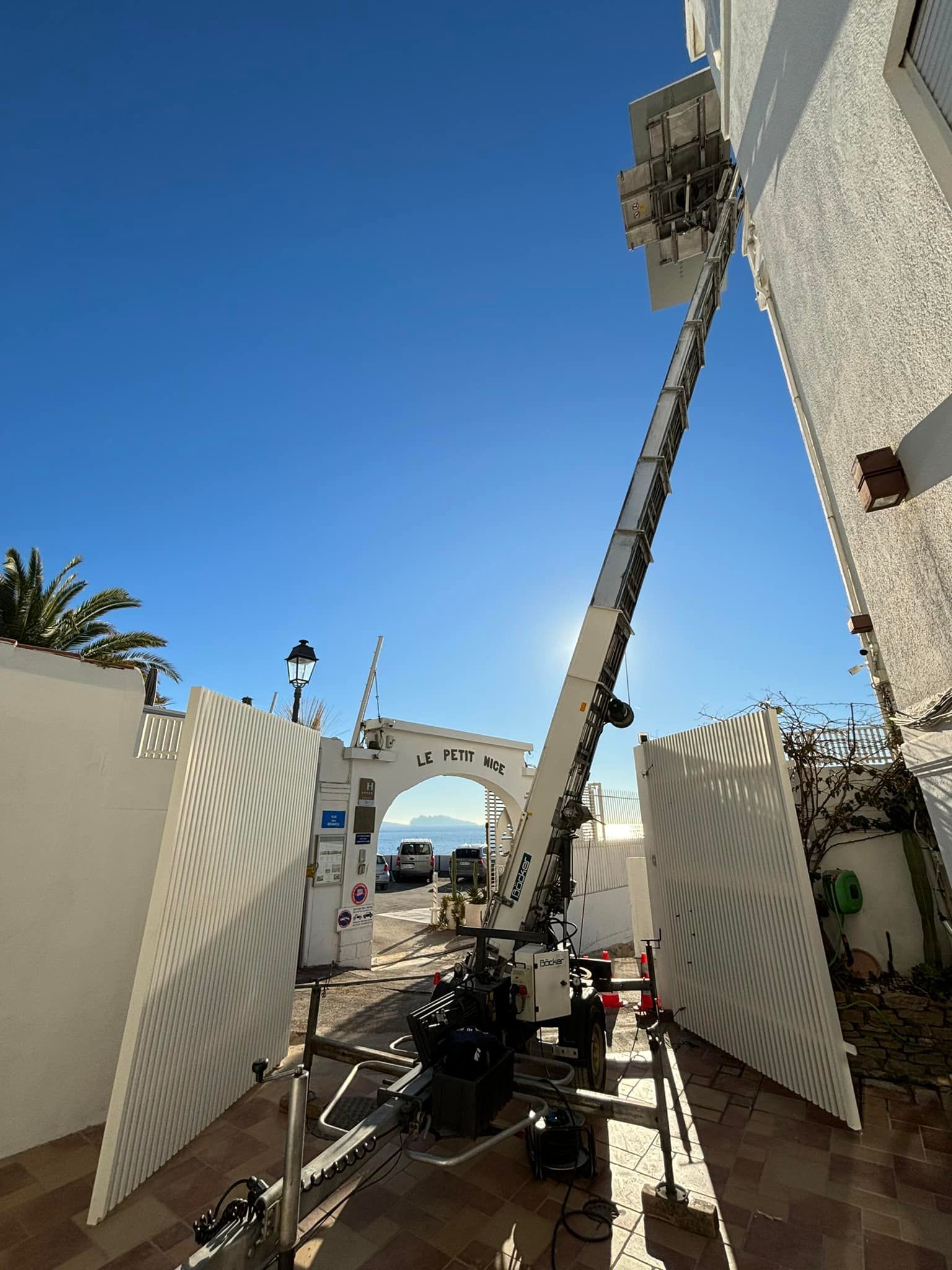 Monte-charge contre un immeuble pour un déménagement un jour de beau temps.