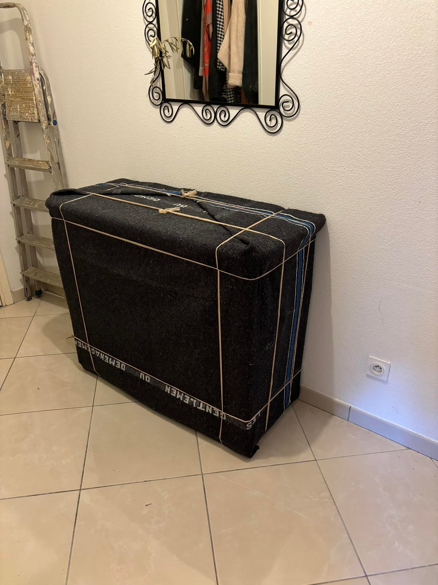 Meuble dans des couvertures de protection noires.