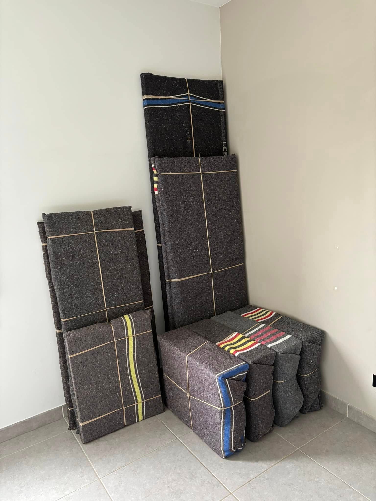 Meubles démontés et recouverts d'une protection pour un déménagement.