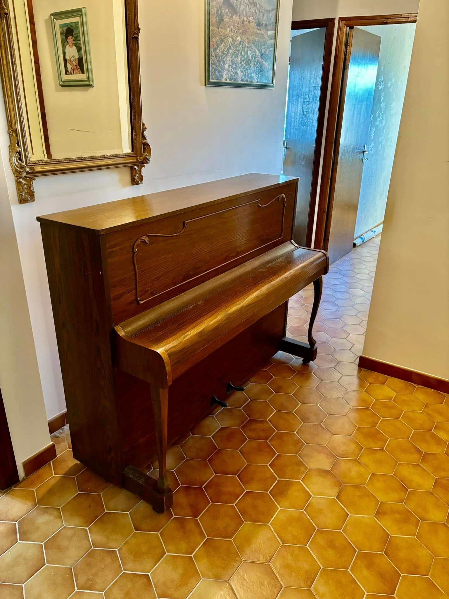 Piano dans un couloir.