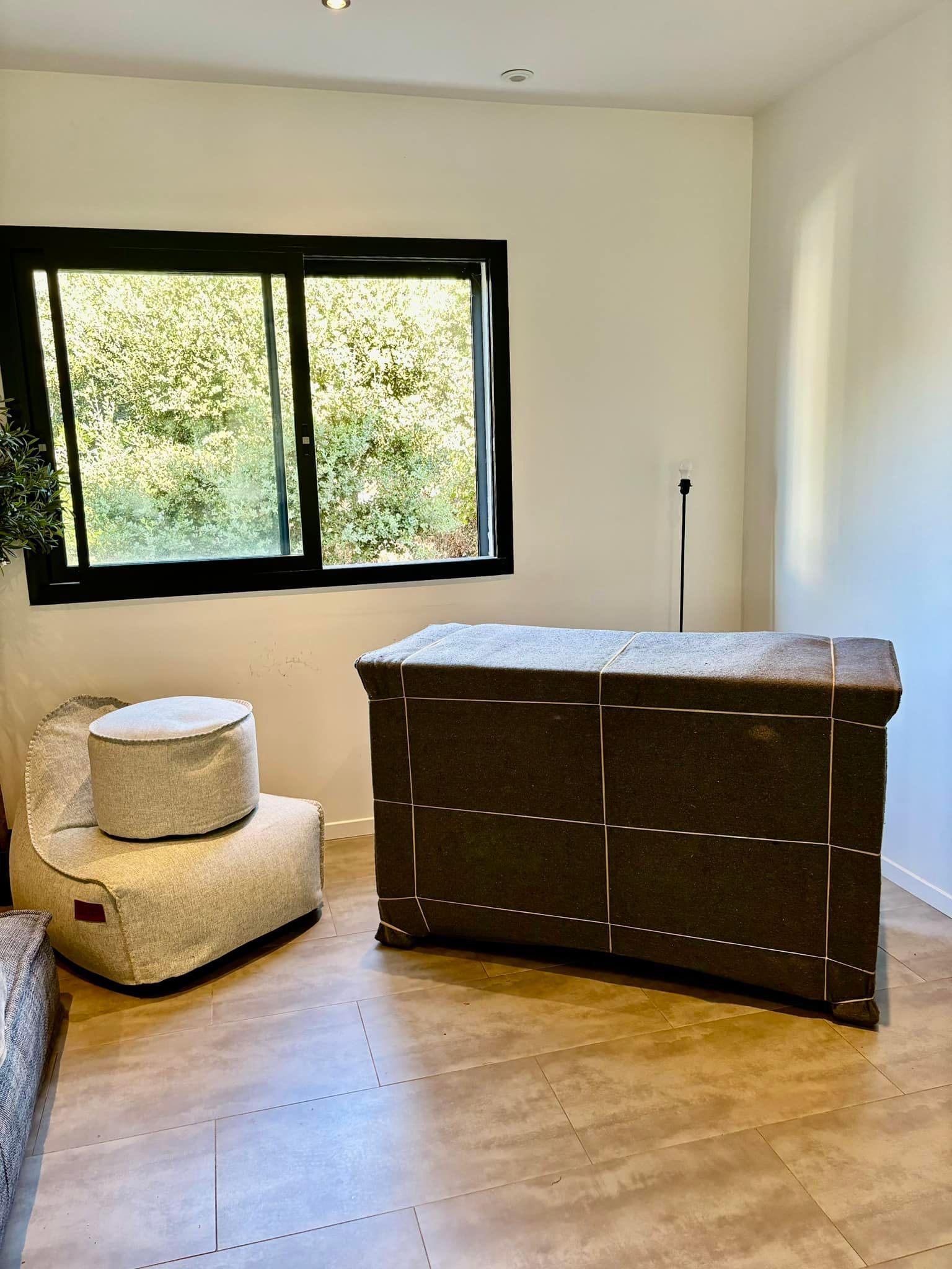 Meuble dans une pièce avec une fenêtre ouverte.