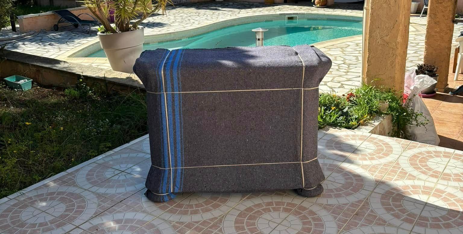 Meuble emballé sur une terrasse.