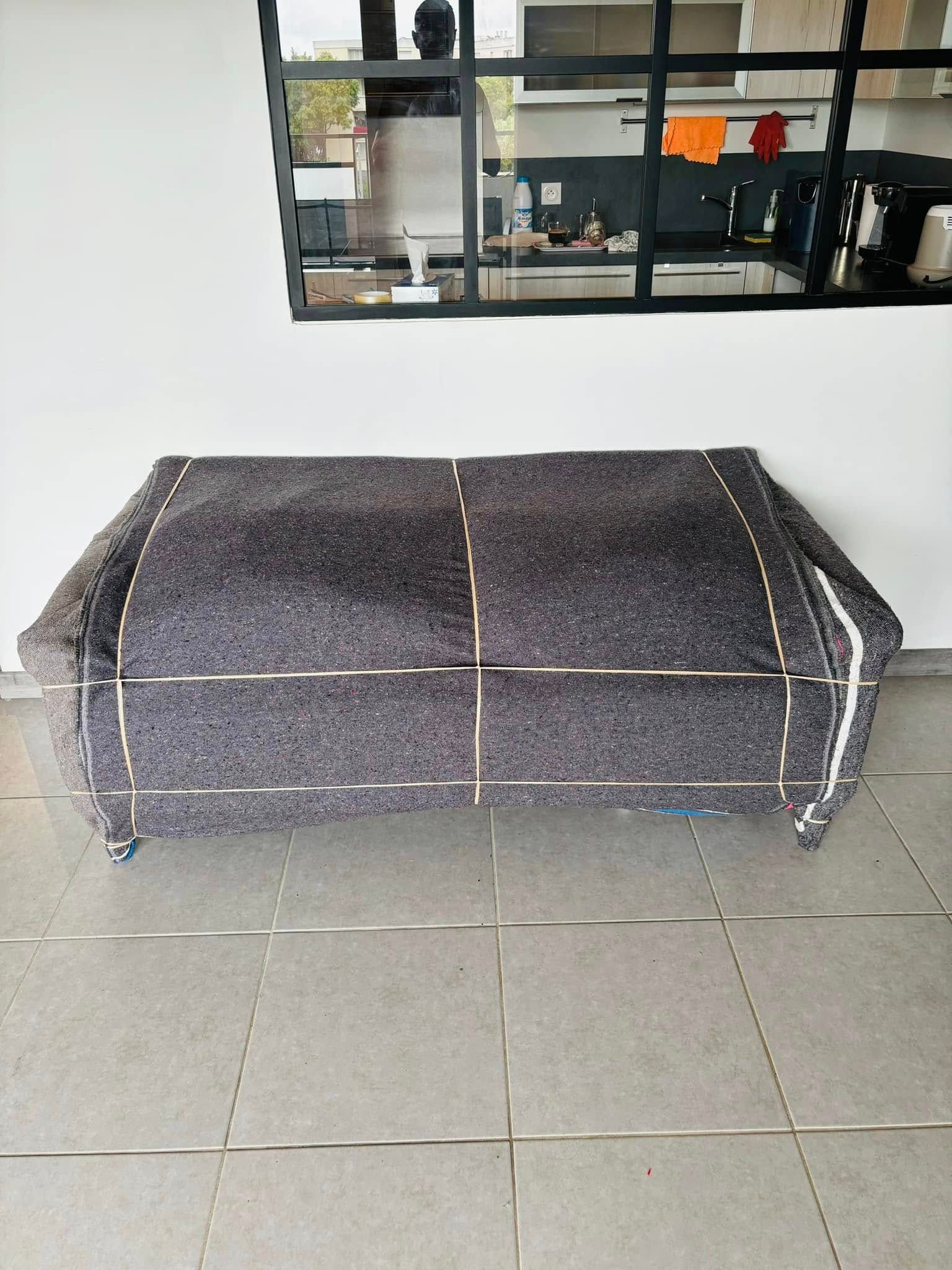 Canapé protégé pour être transporté.