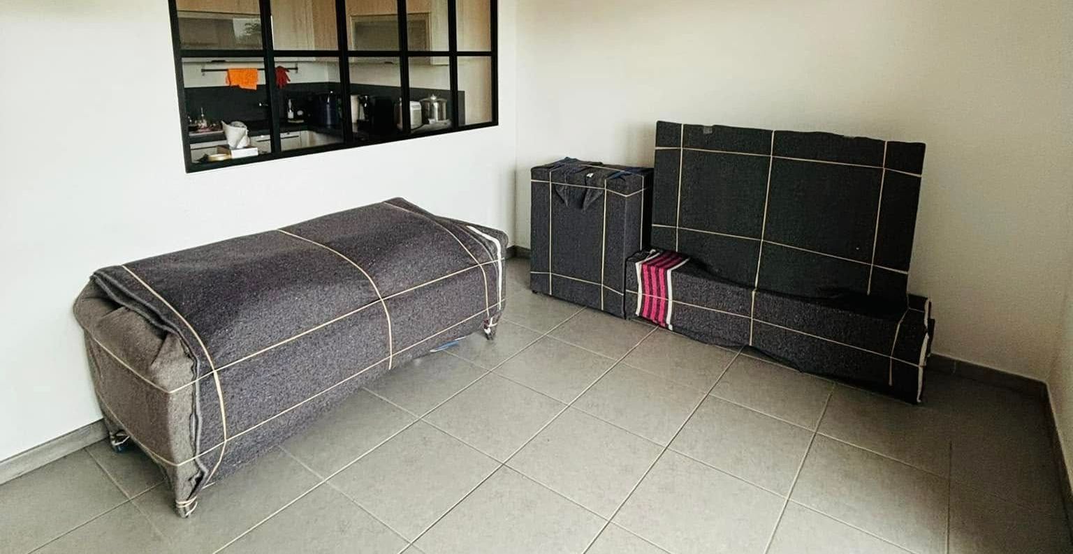 Meubles avec des couvertures de protection.