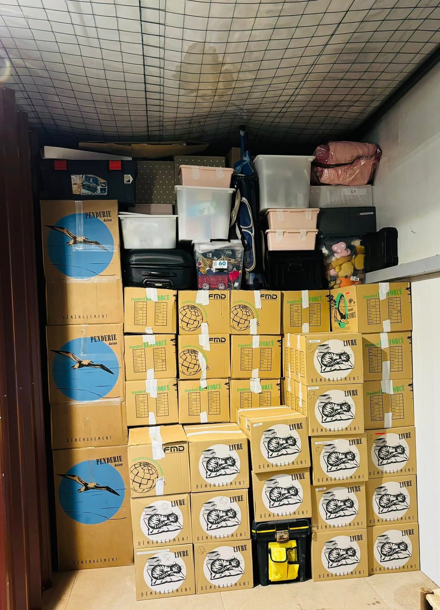 Pile de cartons dans un camion.