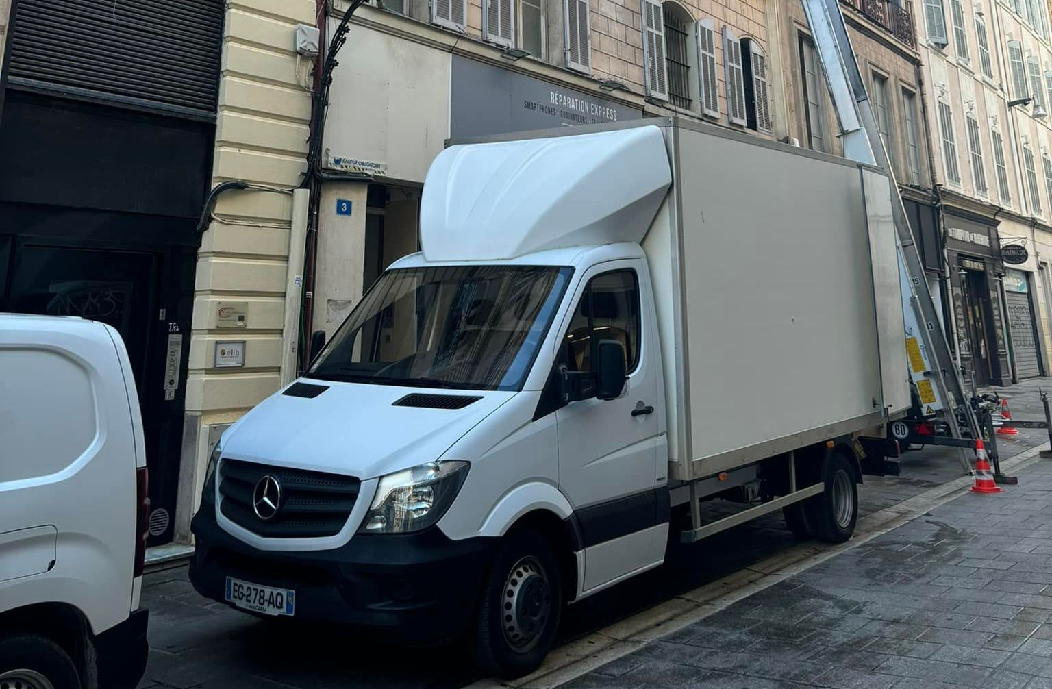 Camion de déménagement blanc.