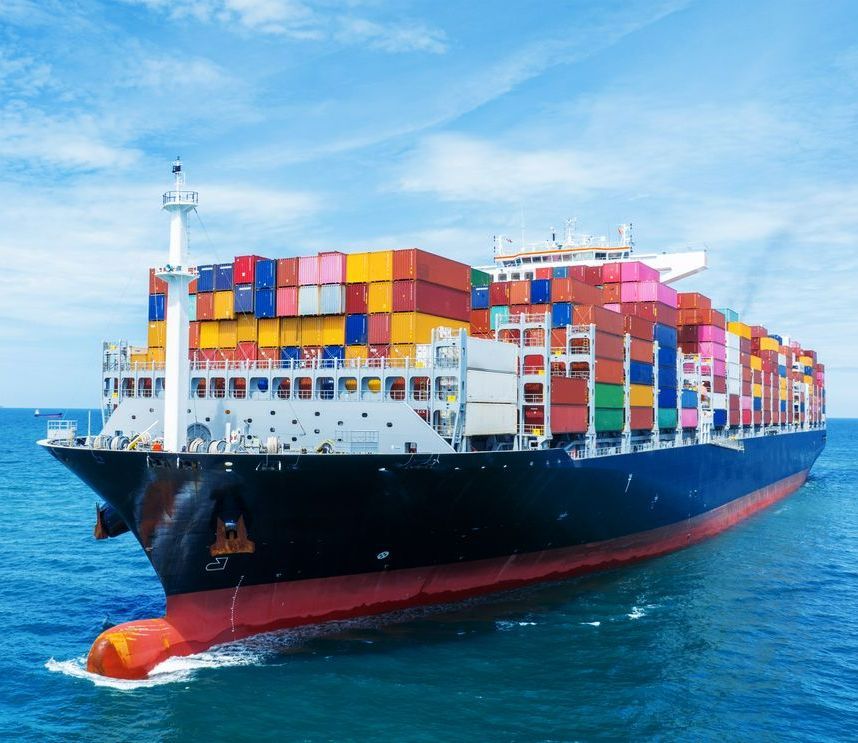 Porte-conteneurs avec des conteneurs de couleurs différentes.