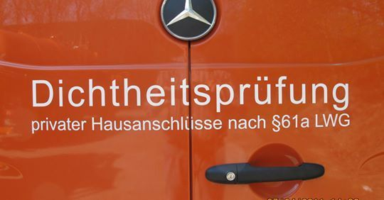 Mercedes-Transporter mit Aufschrift Dichtheitsprüfung