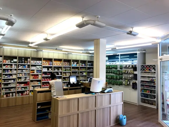 Interior de una farmacia. Estantes con productos cubren las paredes.
