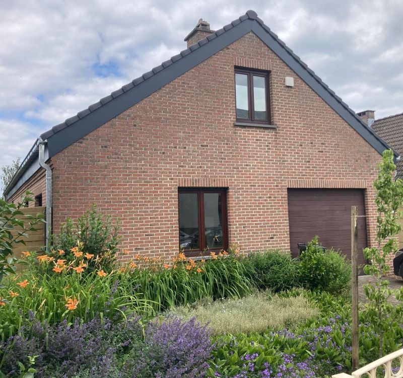 Detailopname van de zijkant van een huis.