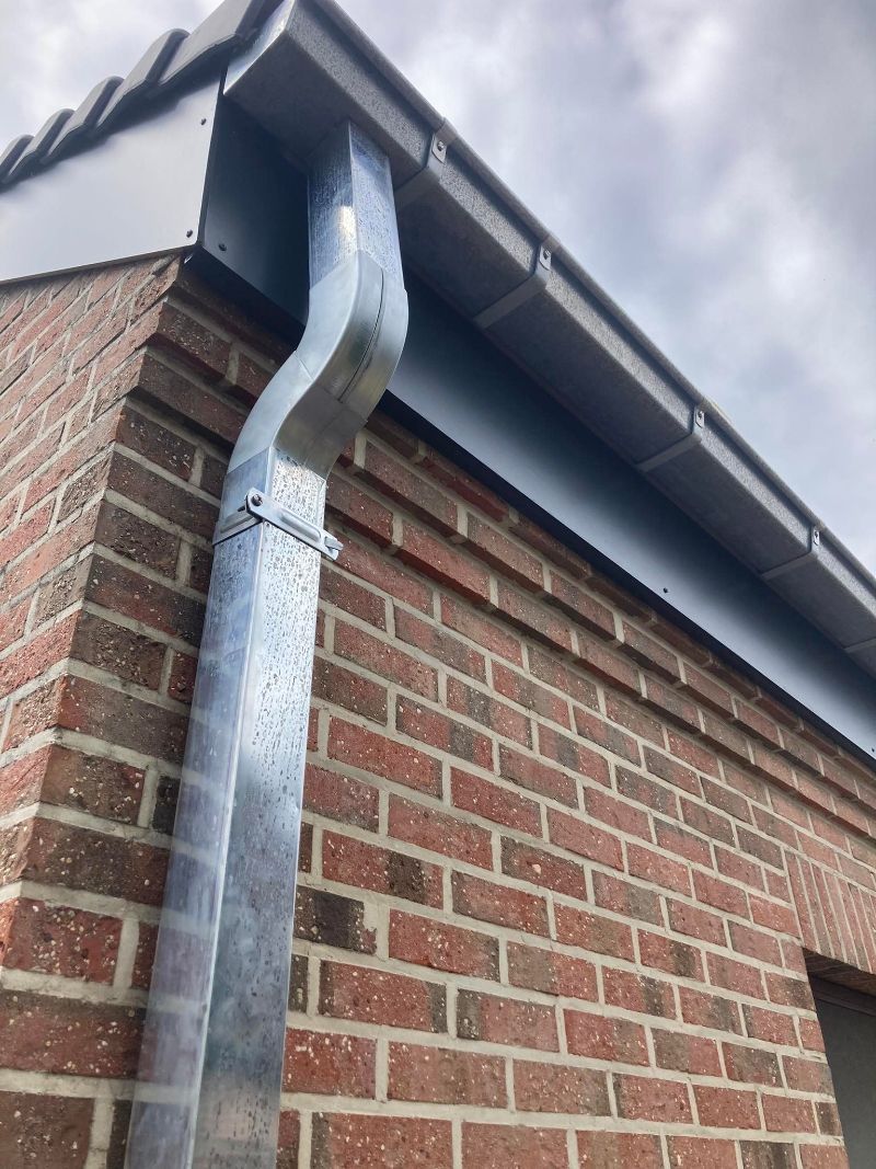 Detailopname van de regenafvoer van een dak.