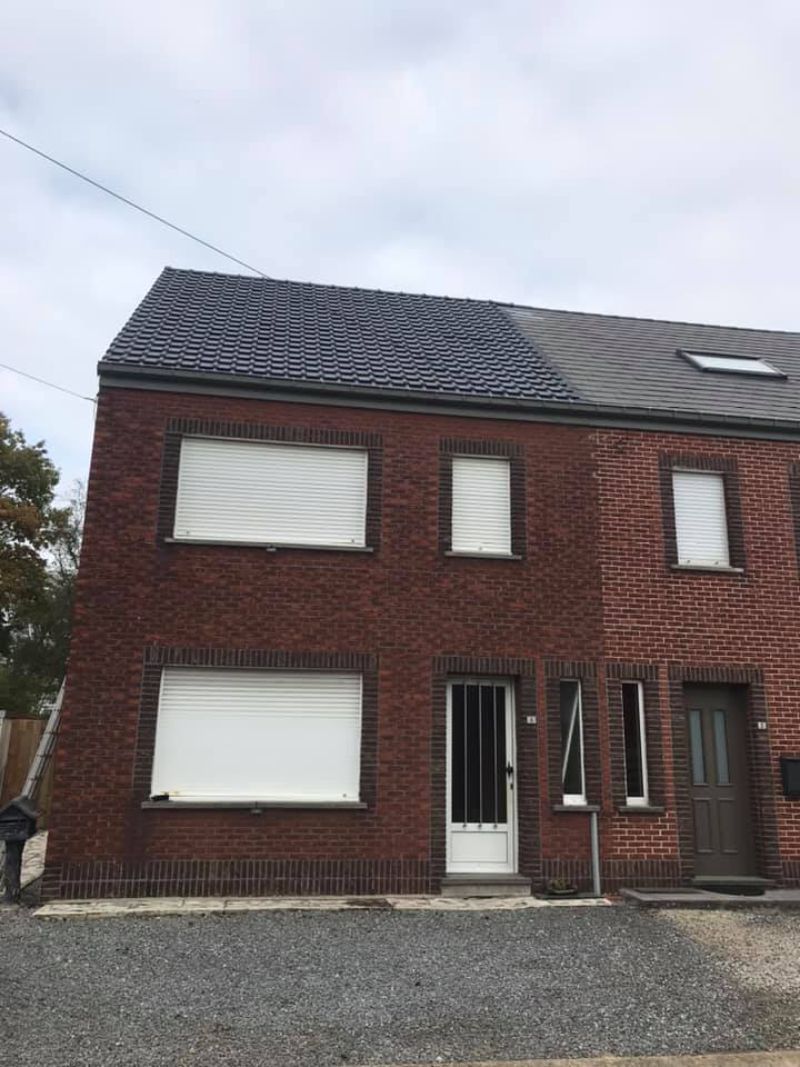 Detailopname van de voorkant van een huis.