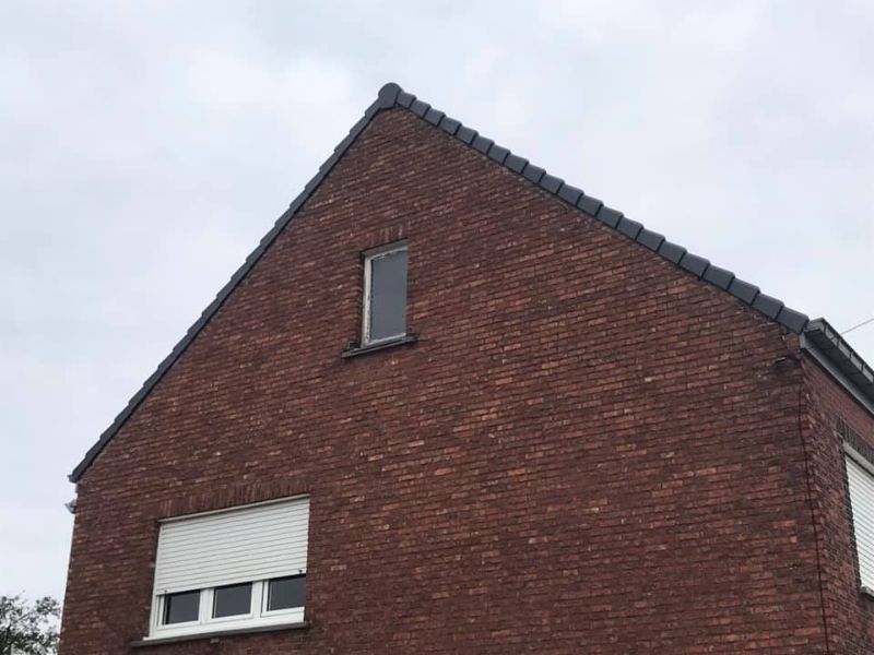 Detailopname van de zijkant van een huis.