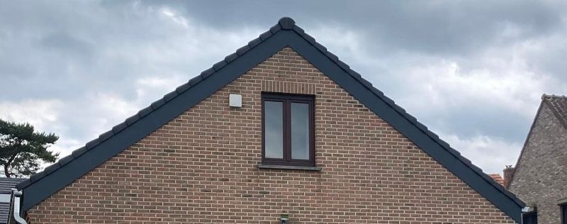 Detailopname van de zijkant van een huis.