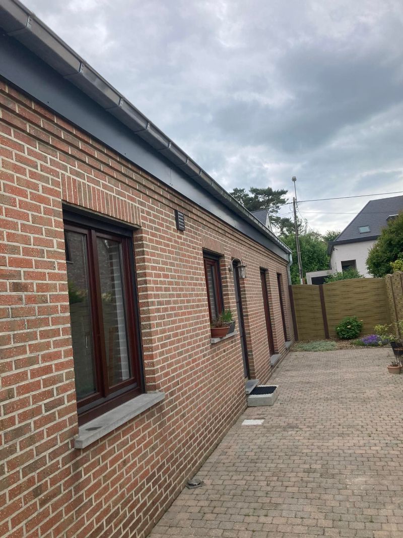 Detailopname van de zijkant van een huis.