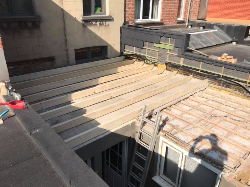 Detailopname van het aanleggen van een dak.