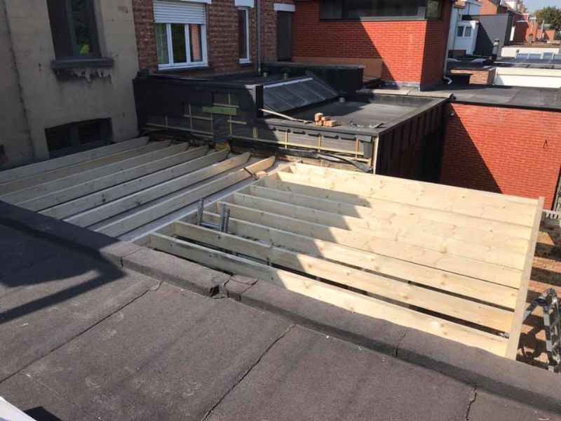 Detailopname van het aanleggen van een dak.