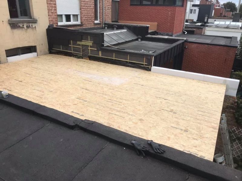 Detailopname van het aanleggen van een dak.