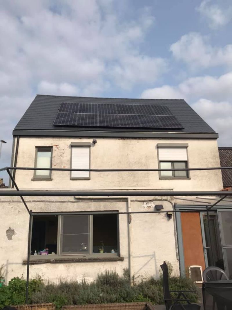 Detailopname van een huis met zonnepanelen op het dak.