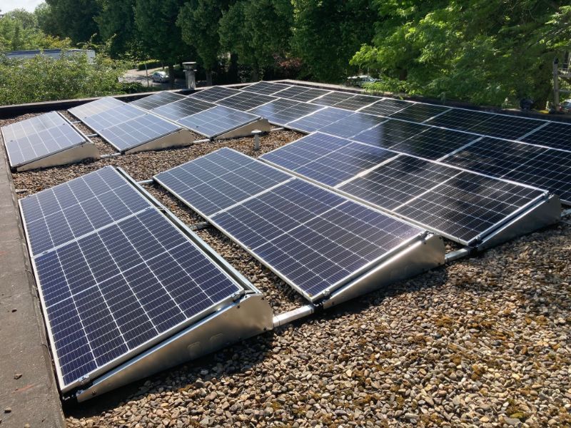 Detailopname van een dak met zonnepanelen.